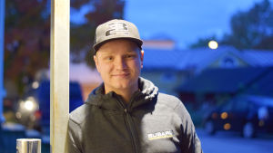 Joni Wiman tror att elbilarna ger mer jobb inom motorsporten. Porträttbild på Joni Wiman.