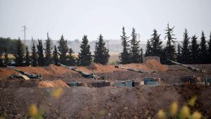Artilleri på den turkiska sidan av gränsen mot Syrien i Akcakale i provinsen Sanliurfa 8.10.2019 - samma dag som Turkiet började hota med att invadera Syrien Artilleri på den turkiska sidan av gränsen mot Syrien i Akcakale i provinsen Sanliurfa 8.10.2019 - samma dag som Turkiet hotat med att invadera Syrien