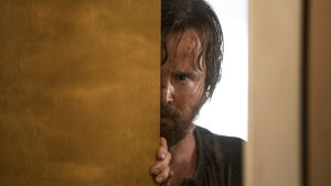 El Camino, bra eller kass? Kulturredaktörernas åsikter går isär. En smutsig och ärrad Jesse Pinkman (spelad av Aaron Paul) kikar fram bakom en dörr.