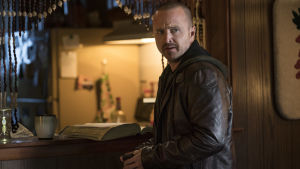 Spänningen sjuder i de vardagliga miljöerna. Jesse Pinkman (Aaron Paul) står i ett vardagligt kök med en stressad och oroad min.
