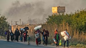 Civila flyr undan den turkiska offensiven i norra Syrien Civila flyr undan den turkiska offensiven i norra Syrien