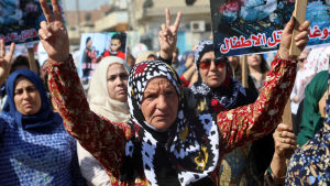 Kurder i norra Syrien protesterar mot offensiven. Kurder i norra Syrien protesterar mot den turkiska offensiven mot området i oktober 2019.