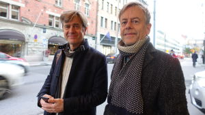 Bröderna Björn Bernhardson och Mats-Eric Nilsson jobbar för att informera allmänheten om vad livsmedelsindustrin lägger till i matvaror. På senare år har arbetet utökats till vinindustrin. Två bröder står på gatan