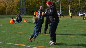 Säsongsavslutningen samlade hela familjen till Övre planen i Idrottsparken. Pappa med barn på fotbollsplan