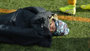 Att spela fotboll kan ibland vara tufft - då kan man till exempel ta sig en liten tupplur. Fotbollsknatte har somnat på fotbollsplanen
