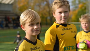 Olle Svanberg och Fjodor Molin spelade många matcher under söndagseftermiddagen. Fotbollsknattar spelar