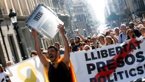 Demonstranter i Barcelona blockerar gator i protest mot domarna mot de katalanska separatistledarna Demonstranter i Barcelona blockerar gator i protest mot domarna mot de katalanska separatistledarna.