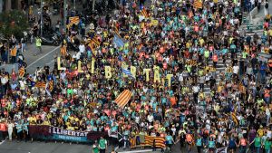Självständighetsförespråkare anländer till Barcelona efter att ha marscherat från städerna Vic (70 km) och Berga (100 km) Självständighetsförespråkare anländer till Barcelona efter att ha marscherat från städerna Vic (70 km) och Berga (100 km)