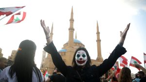 En av demonstranterna i centrala Beirut på lördagen hade sminkat sig som karaktären Joker. En av demonstranterna i centrala Beirut på lördagen hade sminkat sig som karaktären Joker.