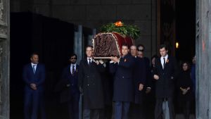 Familjemedlemmar bär ut den forna diktatorn Francisco Francos kvarlevor från mausoleet i basilikan i Valle de los Caídos i San Lorenzo del Escorial 24.10.2019 Familjemedlemmar bär ut den forna diktatorn Francisco Francos kvarlevor från mausoleet i basilikan i Valle de los Caídos i San Lorenzo del Escorial 24.10.2019