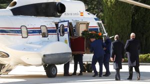 Den forna diktatorn Francisco Francos kvarlevor flyttas från Valle de los Caídos med helikopter till en statlig begravningsplats i Madrid. Den forna diktatorn Francisco Francos kvarlevor flyttas från Valle de los Caídos med helikopter till en statlig begravningsplats i Madrid.