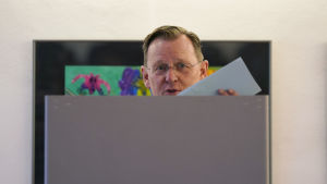 Också Bodo Ramelow och hans vänsterparti Die Linke gör ett bra val. Här ses den populära regeringschefen i Thüringen rösta. Bodo Ramelow står i ett valbås och visar upp sin röstsedel.