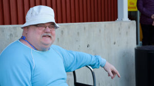 Michael Commondt är positiv till ett campingområde, för näringslivets skull. Själv trivs han bäst i lugnet utanför turismsäsongen. Person sitter utanför affär i nagu.