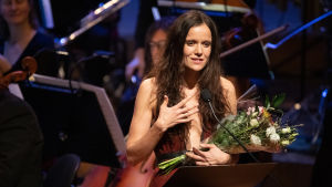 Gyða Valtýsdóttir Gyða Valtýsdóttir med blombukett i handen.
