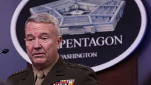 McKenzie säger att det är möjligt att IS-ledaren avfyrade några skott från sitt gömställe. General kenneth mckenzie vid USA:s centralkommando