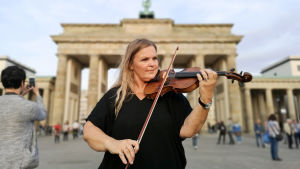 Raakel Lignell soittamassa viulua Berliinissä