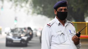 Luftkvalitetsindexet (AQI) som mäter PM2,5-nivåer i luften visade att största delen av Delhis luft 4.11.2019 låg över siffran 600. Det är en mycket hög siffra - men dock lägre än 900 vilket uppmättes dagen innan. Polis med andningsskydd i New Delhis smog 2.11.2019. En polis med andningsskydd i New Delhis smog 2.11.2019