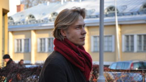 Tyko Hertzberg efterlyser mer enhetliga lösningar för människor med dyslexi. Profibild av Tyko Hertzberg då han står ute.