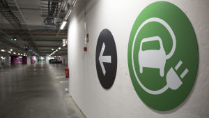Genom satsningar på infrastruktur hoppas man att elbilar ska bli mer populära Sähköautojen latausparkeihin osoittava kyltti Triplan parkkihallissa