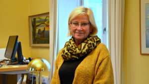Ulla Achrén säger att man redan nu nog försökt påverka situtationen: "Både i ASA och i Arken har vi placerat ganska många grupper av möblemang, soffor, och på det sättet ökat trivseln", säger hon. en kvinna står i sitt gula kontor med gula kläder