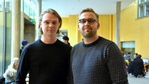Mattias Haikonen och Joel Lignell säger att de ofta klagar på utrymmesbristen i ASA-huset. Så gör även andra i huset, säger de. två unga män står i asa-aulan