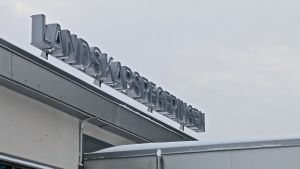 Ålands landskapsregering kommer att ha kvalificerad majoritet. Ålands landskapsregerings logotyp ovanpå ett hustak.