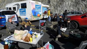 Demonstranterna placerade ut bord och stolar på motorvägen, lyssnade på musik och dukade upp mat. Polisen på båda sidor om gränsen iakttog demonstranterna på avstånd Katalansk blockad vid gränsen mellan Spanien och Frankrike