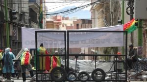 Moralesmotsåndare övervakar en barrikad som de byggt i närheten av Plaza Murillo, i centrum av La Paz. Moralesmotsåndare övervakar en barrikad som de byggt i närheten av Plaza Murillo, i centrum av La Paz.