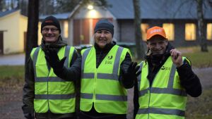 "Hit men inte längre." Timo Holmström, Monica Koskinen och Arkadi Kajander startar sitt strejkvaktarpass klockan 6 på morgonen. Hittills har ingen "strejkbrytare" försökt ta sig in. Timo Holmström, Monica Koskinen och Arkadi Kajander är strejkvakter utanför postterminalen i Hangö.