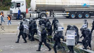 Den katalanska polisen Mossos d'Esquadra anländer till vägen A-7 nära staden Salt i Girona, Spanien den 13 november 2019. Den katalanska polisen Mossos d'Esquadra anländer till vägen A-7 nära staden Salt i Girona, Spanien 13.11.2019.