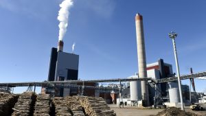 Gamla tiders pappersfabrik, som den här i Kouvola, sysselsätter allt färre. Papperasfabrik i Kouvola med rök ur skorstenar och stockhögar som väntar.