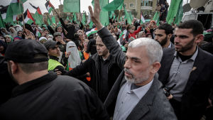 Hamas ledare på Gazaremsan, Yahya Sinwar, vinkade till anhängare under ett massmöte i Gaza City i december 2018. Hamas ledare på Gazaremsan, Yahya Sinwar, vinkade till anhängare under ett massmöte i Gaza City i december 2018.