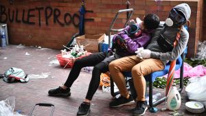 Demonstranter vilar sig vid den omringade universitetsbyggnaden i Hongkong 18.11.2019. Demonstranter vilar sig i Hongkong 18.11.2019.