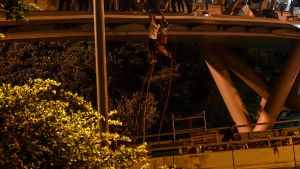 Demonstranter i Hongkong räddar sig med hjälp av rep 18.11.2019 Demonstranter i Hongkong räddar sig med hjälp av rep 18.11.2019