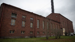 Innanför dessa dörrar kommer den nya anläggningen att byggas. Turku Energia suunnittelee geotermista laitosta Koroisten sähköasemalle