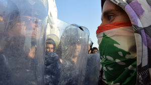 Protesterna pågår för 34:e dagen i rad Demonstranter blockerade parlamentet i Beirut 19.11.2019