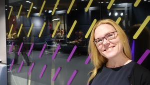 Finländska barn som bor i Finland blir också offer för människohandel och vi måste prata mer om människohandel, säger Elina Pekkarinen. Foto på en leende barnombudsman Elina Pekkarinen