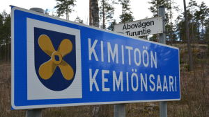 Vägskylt med texten Kimitoön Kemiönsaari samt Kimitoöns kommunvapen.