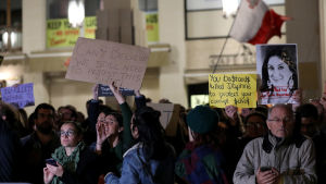 I tisdags samlades demonstranter utanför parlamentshuset i Valetta. Demonstranter kräver att Joseph Muscat ska avgå på grund av mordet på Daphne Caruna Galizia.