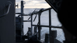 På väg mot Rankö. Jurmo-luokan joukkojenkuljetusveneen ohjaamossa, matkalla Rankin linnakkeelle.