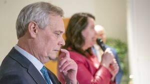 Antti Rinne är regeringssonderare. Statsminister Antti Rinne i profil. Han ser ner i golvet och har handen lyft och sitt finger under näsan.