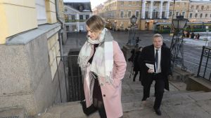 Antti Kurvinen (C) tillsammans med Centerns partiordförande Katri Kulmuni. Katri Kulmuni och Antti Kurvinen från Centerns ledning anländer till Statsrådborgen 3.12.2019.