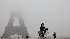 I den här berättelsen är det Amsterdam, inte Paris, som upplever dimridåer Under storstrejken 5.12.2019 är också Eiffeltornet stängt