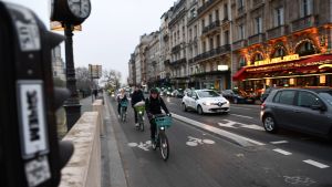 Många parisare valde att promenera eller cykla under strejken. Elsparkcykel var också ett populärt färdmedel. Många promenerar och cyklar i Paris under strejken