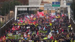 Över 800 000 fransmän deltog i demonstrationer som den här i Perpignon under torsdagen. Strejkmarsch i Perpignan i södra Frankrike 5.12.2019