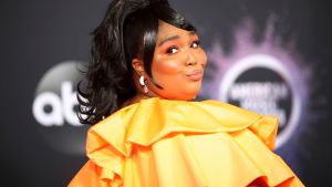 Rapartisten Lizzos låt "Truth hurts" fick tusentals tiktokare att mima till orden "I just took a DNA test, turns out I'm 100 percent that bitch". Lizzo i en orange skapelse och en sassy min.