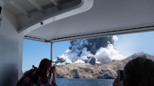 Ungefär 70 procent av vulkanen ligger under havsytan. Vulkanutbrott på White Island, Nya Zeeland 9.12.2019