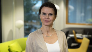 Hannele Ridanpää har utrett sjukvårdskostnaderna bland annat för Egentliga Finland. En mörkårig kvinna i beige tröja.