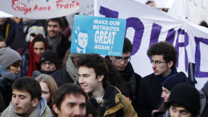 Strejkerna under den gångna veckan har stoppat en stor del av kollektivtrafiken och lett till omfattande störningar i skolor och på sjukhus. Demonstration mot pensionsreformen i Paris 10.12.2019. Demonstration mot pensionsreformen i Paris 10.12.2019