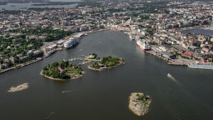 Ensi vuonna maasähkö tulee käyttöön Eteläsataman Tukholmaan menevään liikenteeseen. eteläsatama